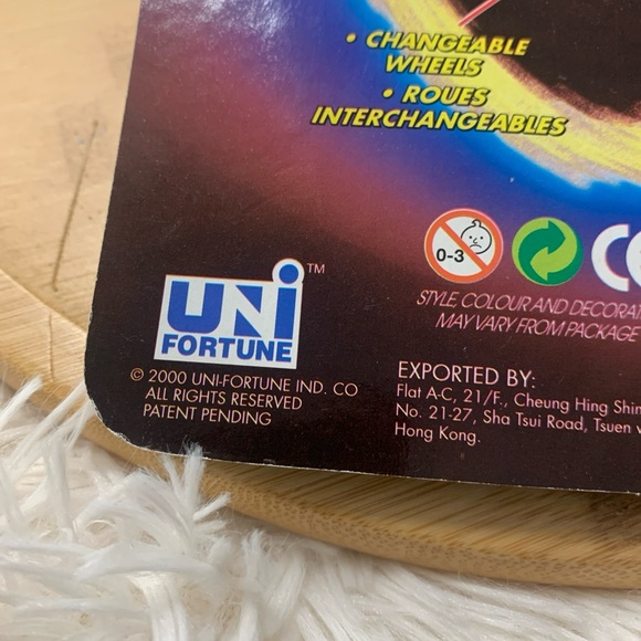 Vintage 2000 Finger Roller Skates Inline Rollerblades w/ Stunt Cones Toy - Picture 4 of 4